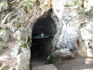Entrada a la cueva de Santimamiñe (ilustración de Wikipedia)